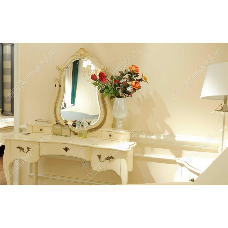 Туалетный столик с зеркалом в стиле барокко